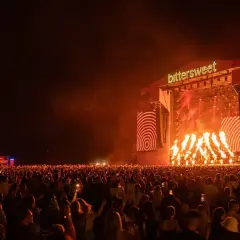 Koncert na festiwalu BitterSweet z płomieniami i tłumem widzów.