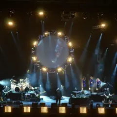Koncert The Australian Pink Floyd Show z okrągłym ekranem i muzykami na scenie.