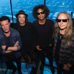 Członkowie Alice in Chains: William DuVall, Jerry Cantrell, Sean Kinney i Mike Inez pozują do zdjęcia.