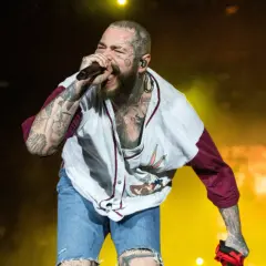 Post Malone śpiewa na koncercie w koszulce z Królikiem Bugsem i dżinsowych szortach.