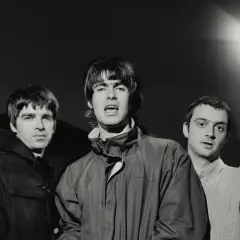 Oto członkowie jednego z najsłynniejszych zespołów rockowych, Oasis, pozujący do zdjęcia.