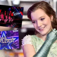 Uśmiechnięta sanah na tle logotypów "The Voice of Poland" i "Mam Talent".