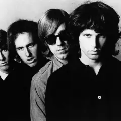 Czterech członków zespołu The Doors pozuje do zdjęcia.