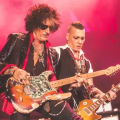 Joe Perry i Johnny Depp, członkowie Hollywood Vampires, grają na gitarach podczas koncertu.