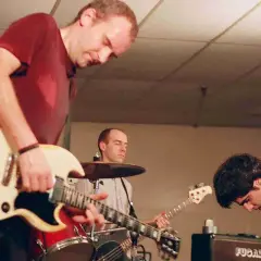 Zespół muzyczny grający na gitarach i perkusji.