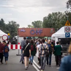Tłum ludzi idzie w kierunku bramy festiwalowej z napisem "OFF Katowice".