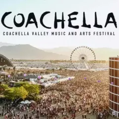Widok z lotu ptaka na festiwal Coachella z tłumem, sceną, diabelskim młynem i kolorową instalacją.