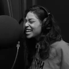 Artystka w słuchawkach nagrywa wokal. Czy to trap, czy rap? Różnice są subtelne, ale słychać je w emocjach.