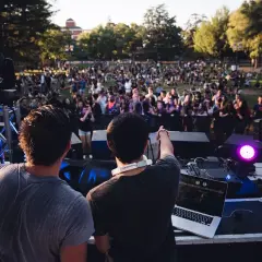 Dwaj DJ-e przygotowują się do występu, a tłum czeka na utwory Quebonafide.
