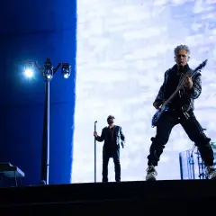 Koncertowa scena z muzykami. W centrum gitarzysta, po lewej wokalista, z tyłu perkusista. W ich grze czuć ira, wiarę w moc muzyki.