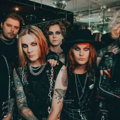 Zespół Blind Channel w stylizacjach z mocnym makijażem i łańcuchami.