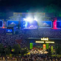 Koncert na Łódź Summer Festival z ogromną publicznością i sceną oświetloną światłami.