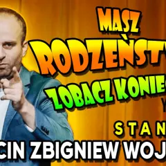 Mężczyzna z mikrofonem, wskazujący palcem, na tle napisu "Masz Rodzeństwo? Zobacz Koniecznie!" i logo YouTube.