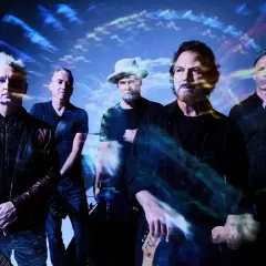 Zespół Pearl Jam Polska w stylizacji z lat 90. na tle psychodelicznych wizualizacji.