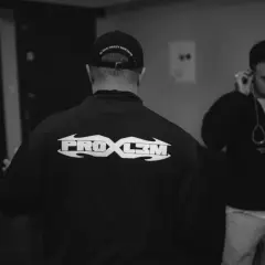 Dwóch mężczyzn, jeden w czapce z napisem "block party mixtape", drugi słucha muzyki. Na bluzie pierwszego widnieje napis "PROBL3M".