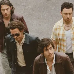 Członkowie Arctic Monkeys w stylowych kurtkach, zapowiedź nowego albumu.