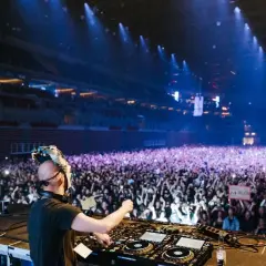 DJ Boris Brejcha w masce gra dla tłumu fanów na koncercie w hali.
