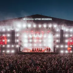 Koncert na festiwalu Santander Letnie Brzmienia z tłumem widzów i oświetloną sceną.