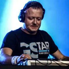 DJ Hazel w akcji, tworzy swoje niepowtarzalne dj hazel utwory na żywo.