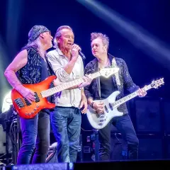 Zespół Deep Purple na scenie: gitarzyści i wokalista.