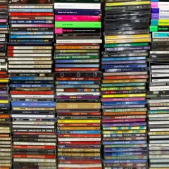 Najważniejsze płyty w historii muzyki: stosy CD z hitami od lat 80. po 2000. To skarbnica muzycznych wspomnień.