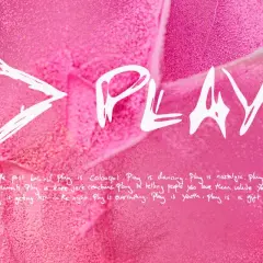 Nowa płyta Eda Sheerana "Play" na różowym tle z brokatem.