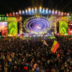 Ogromny tłum na koncercie, wielkie ekrany pokazujące gitarzystę. To musi być Poland Rock 2026!