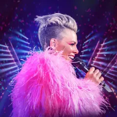 Energetyczny koncert Pink z piórami i konfetti.