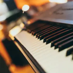 Zbliżenie na klawisze keyboardu. Widoczne białe i czarne klawisze, gotowe do zagrania melodii.