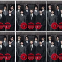 BTS w garniturach, z czerwonymi symbolami.