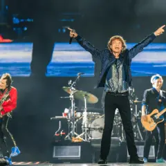 Mick Jagger i Keith Richards na scenie podczas jednego z niezapomnianych koncertów The Rolling Stones. Energia i rock'n'roll w czystej postaci.