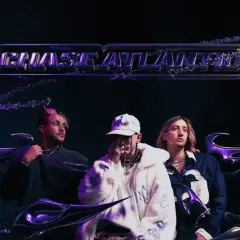 Trzech mężczyzn z zespołu Chase Atlantic na tle ciemnym z fioletowymi, metalicznymi elementami i logo zespołu.