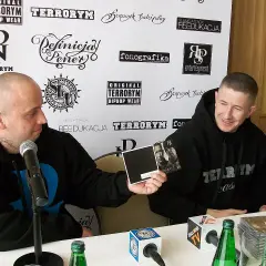 Peja i jego ekipa na konferencji "Peja decks o co poszło". Raperzy prezentują nowe wydawnictwo.