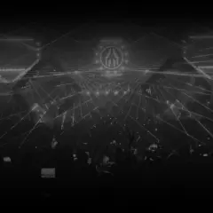 Widownia na festiwalu Mayday, otoczona laserami i światłami sceny, tworzącymi hipnotyzującą atmosferę.