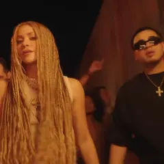Shakira z warkoczami i raperem w okularach przeciwsłonecznych, jakby na planie teledysku "El Jefe".
