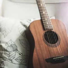 Akustyczna gitara, gotowa do harcerskiego bicia przy ognisku.