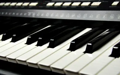 Dźwięk, który czujesz pod palcami. Wybierz klawiatury muzyczne stworzone do kreowania hitów