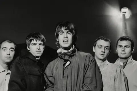 Oto członkowie jednego z najsłynniejszych zespołów rockowych, Oasis, pozujący do zdjęcia.