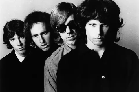 Czterech członków zespołu The Doors pozuje do zdjęcia.