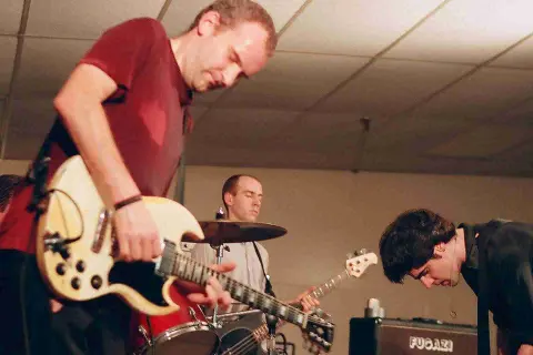 Zespół muzyczny grający na gitarach i perkusji.