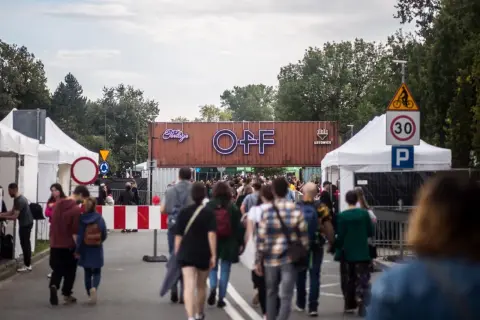 Tłum ludzi idzie w kierunku bramy festiwalowej z napisem "OFF Katowice".