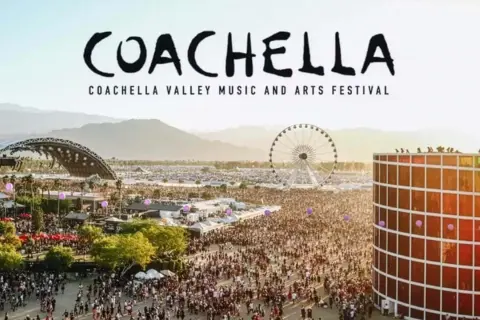 Widok z lotu ptaka na festiwal Coachella z tłumem, sceną, diabelskim młynem i kolorową instalacją.