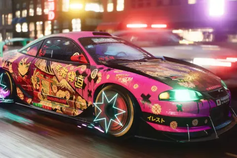 Różowy sportowy samochód z japońskimi motywami anime i neonowymi felgami, pędzący nocą. Oki, need for speed!