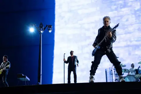 Koncertowa scena z muzykami. W centrum gitarzysta, po lewej wokalista, z tyłu perkusista. W ich grze czuć ira, wiarę w moc muzyki.