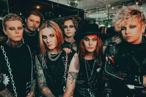 Zespół Blind Channel w stylizacjach z mocnym makijażem i łańcuchami.