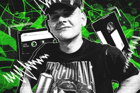 Młody mężczyzna w czapce i koszulce z napisem, obok kaset VHS i magnetofonowych, na tle zielonych abstrakcyjnych wzorów.