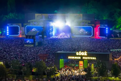 Koncert na Łódź Summer Festival z ogromną publicznością i sceną oświetloną światłami.