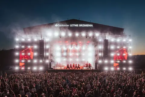 Koncert na festiwalu Santander Letnie Brzmienia z tłumem widzów i oświetloną sceną.