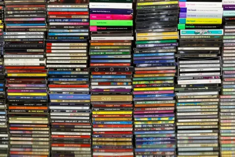 Najważniejsze płyty w historii muzyki: stosy CD z hitami od lat 80. po 2000. To skarbnica muzycznych wspomnień.