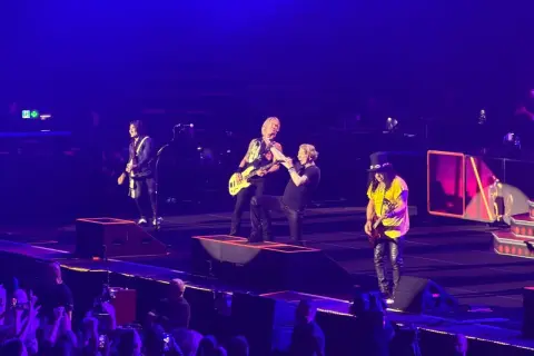 Zespół Guns N' Roses na scenie podczas koncertu w Gliwicach, w tle publiczność.